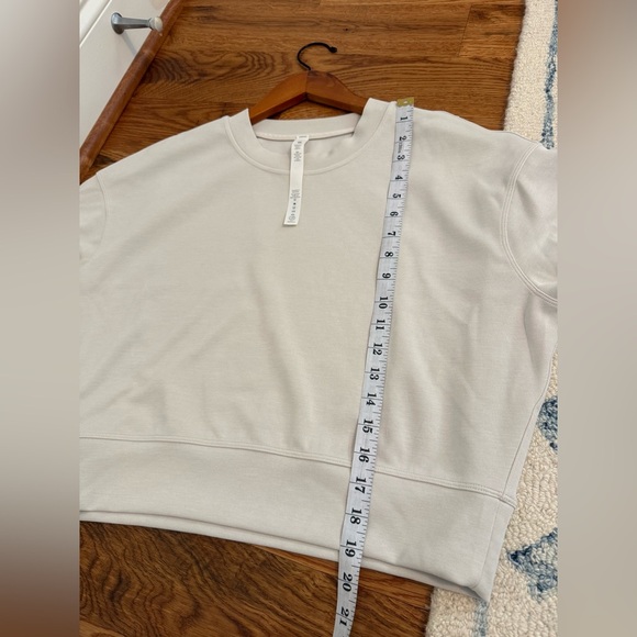 Lululemon Perfectly Oversized Crop Crew Softstreme Women Long Sleeve Beige Sz 2 - Picture 6 of 7